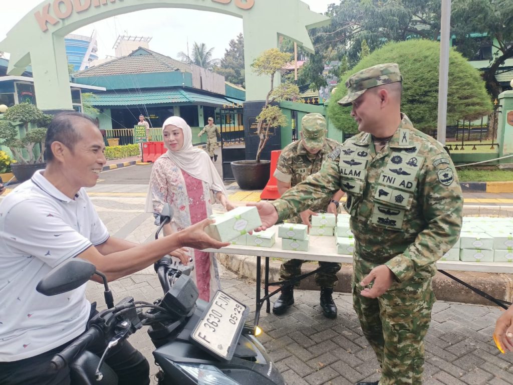 Berkah Ramadhan Dandim 0501/Jakarta Pusat Turun Langsung Berbagi Takjil Untuk Warga dan Pengemudi Ojol