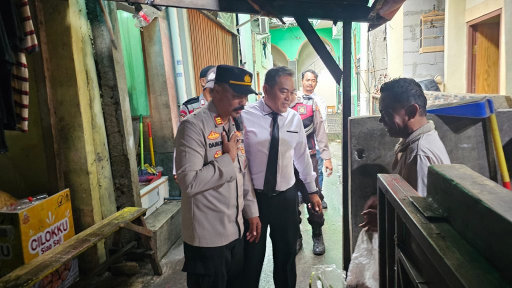 Polsek Pademangan Gelar Patroli Jalan Kaki Program “Jaga Lingkungan”, Perkuat Keamanan Warga Budimulia