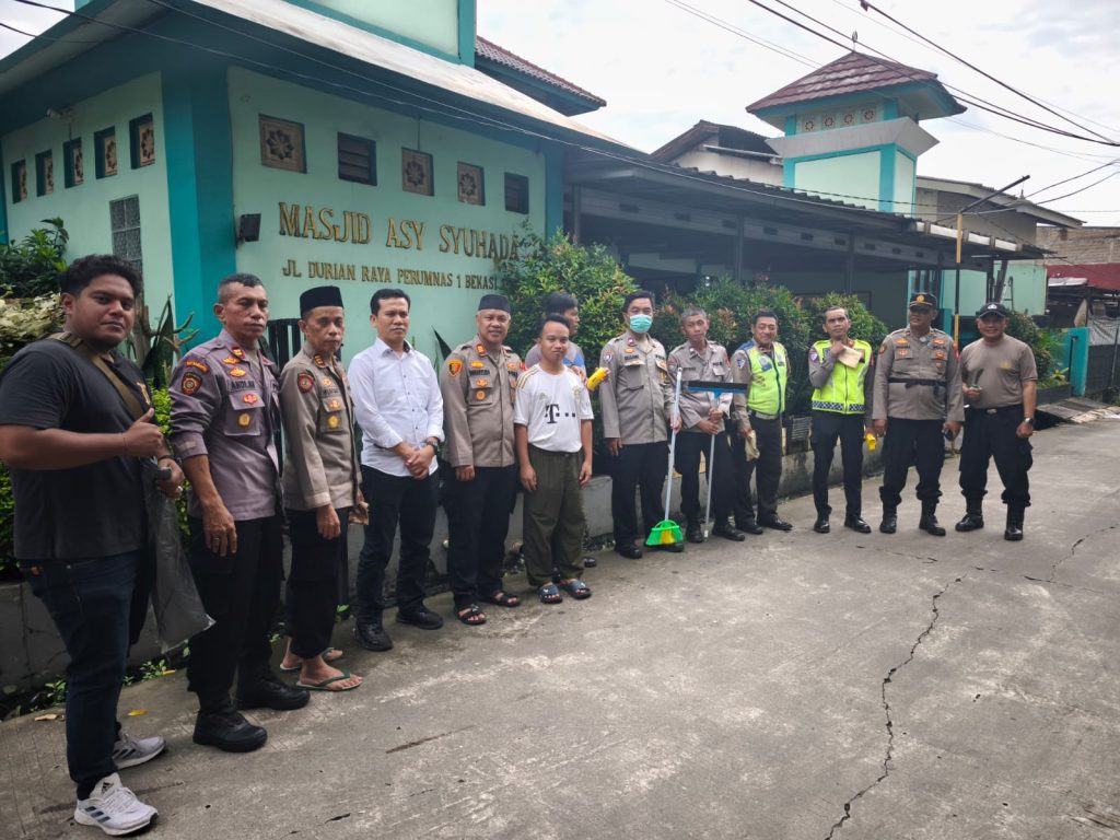 Bakti Religi Polsek Bekasi Barat Bersih-bersih di Masjid Asy Syuhada Kranji