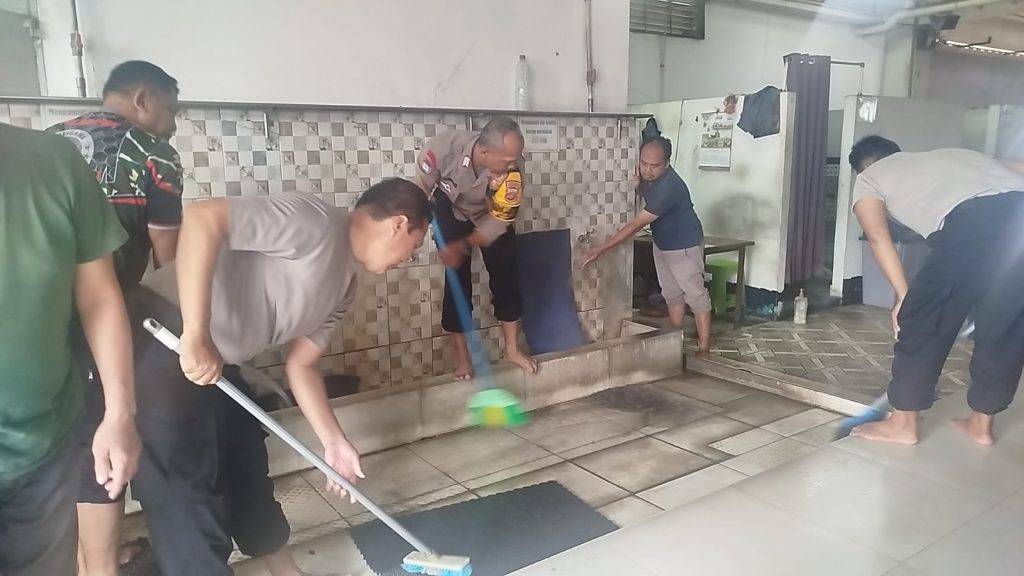 Polsek Pondok Gede Gelar Korve Bersih-Bersih Masjid Al-Hafidz
