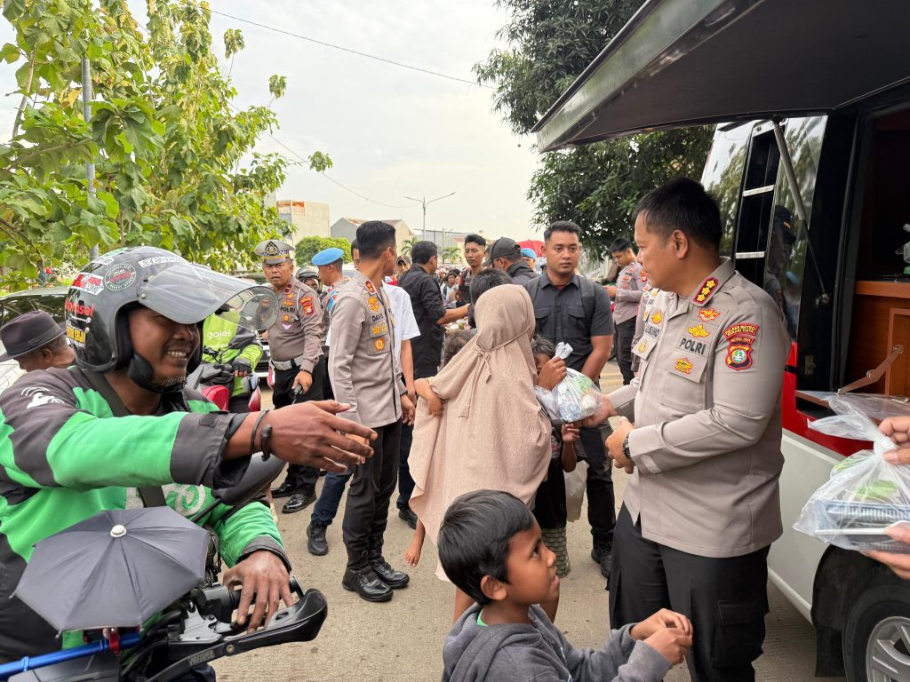 Dekatkan Diri ke Masyarakat, Kapolres Metro Bekasi Kota Bagikan Takjil di Bekasi Utara
