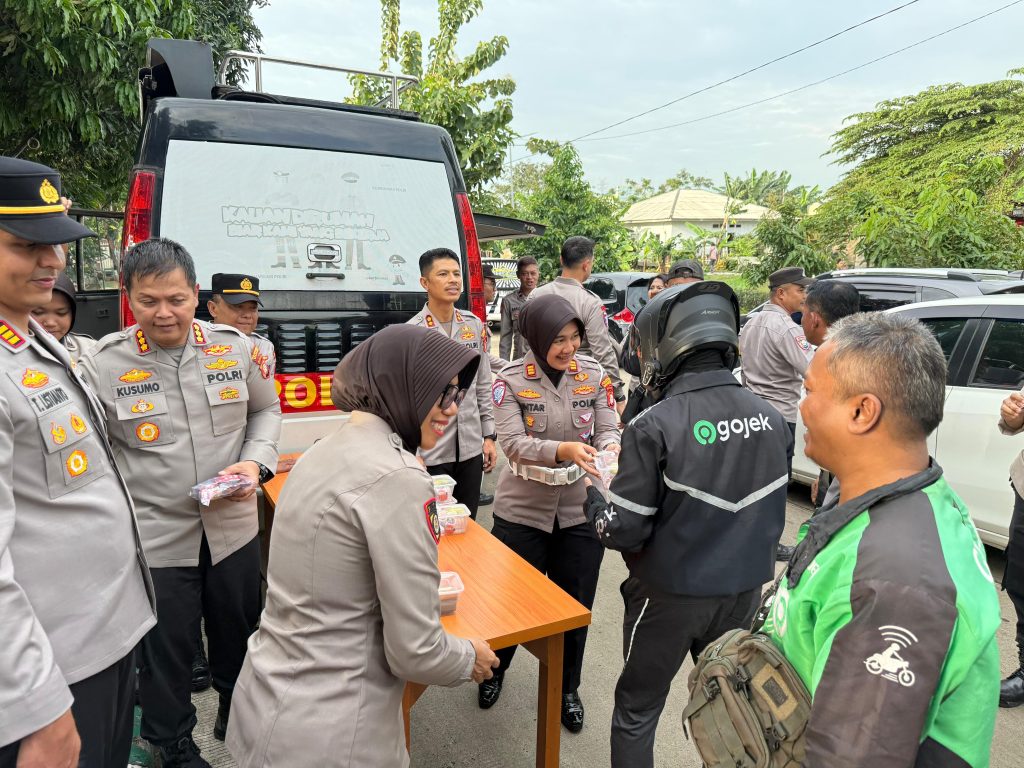 Semarak Ramadhan, Kapolres Metro Bekasi Kota Bagikan Takjil di Depan Masjid Al-Hidayah