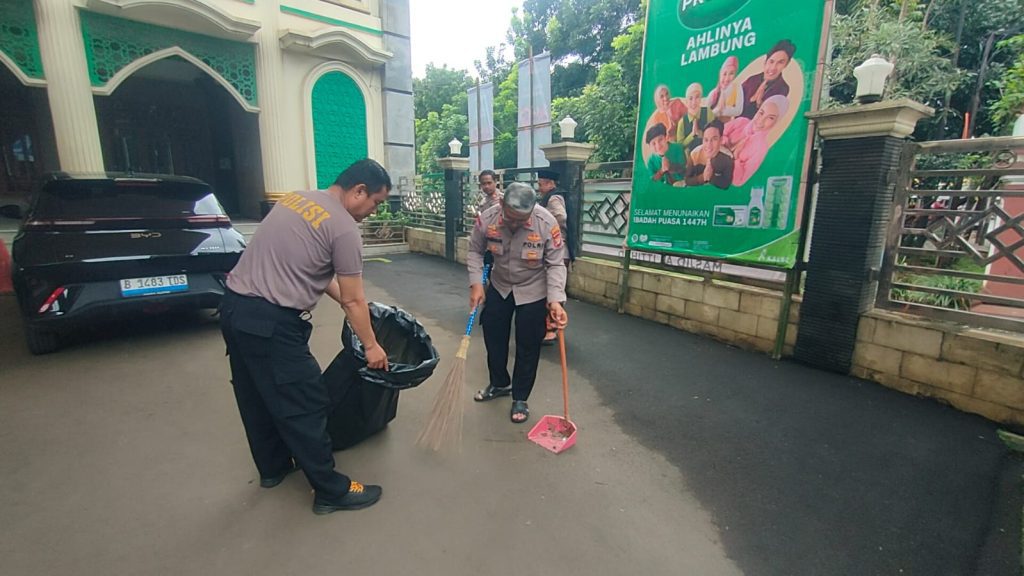 Polsek Bantar gebang Gelar Program BANG JASRI, Bersihkan Masjid Jami Al-Ittihad Bantargebang
