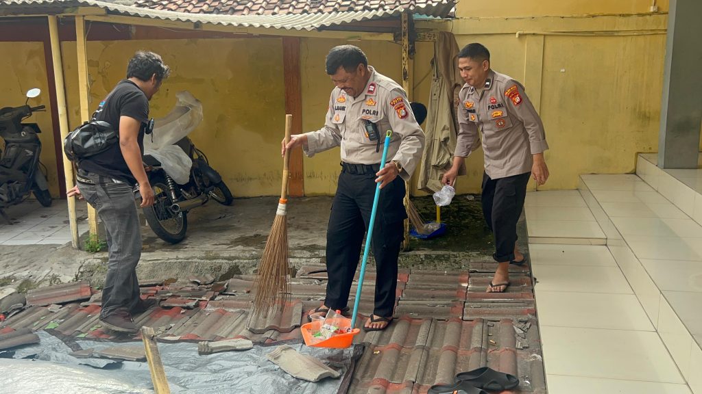 Polisi Gelar Program Bang Jasri, Polsek Koja Bersihkan Masjid Baitul Harisin Sambut Ramadhan