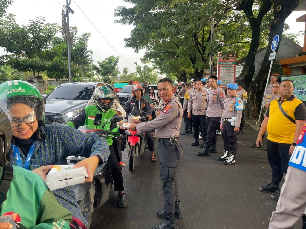 Sinergi Tim Presisi dan Kapolres Bekasi Kota: Bersihkan Masjid hingga Bagikan Takjil di Bekasi Utara