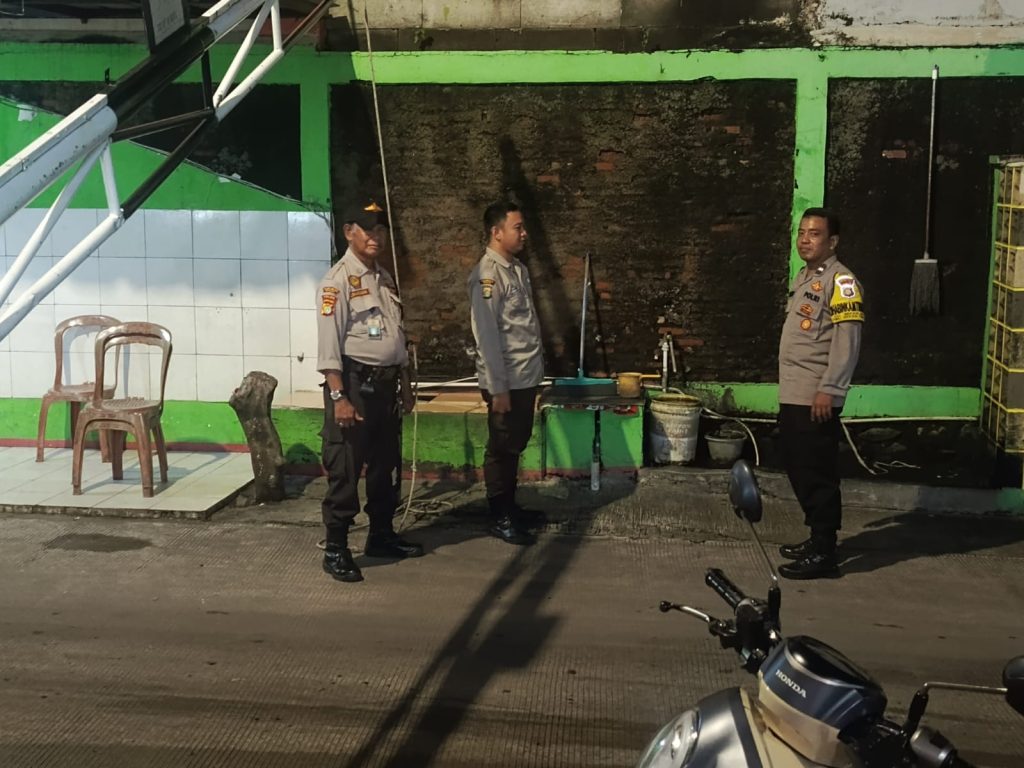 Jaga Keamanan Lingkungan, Bhabinkamtibmas Polsek Rawa Lumbu Sambangi Pos Satkamling Antisipasi Perang Sarung