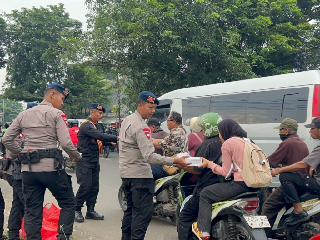 Brimob Polda Metro Jaya Berbagi Takjil, Pengguna Jalan di Ciputat Sambut Hangat
