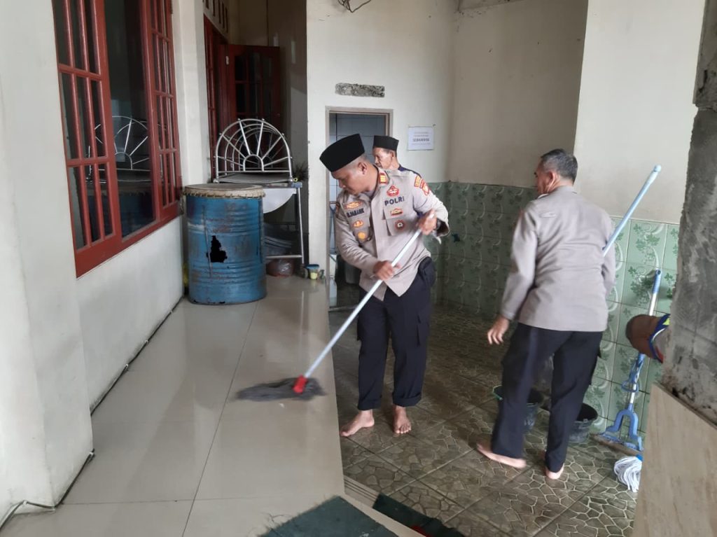 Wujud Kepedulian Polri, Polsek Bekasi Selatan Gelar Bang Jasri di Masjid Al-Huda Pekayon Jaya