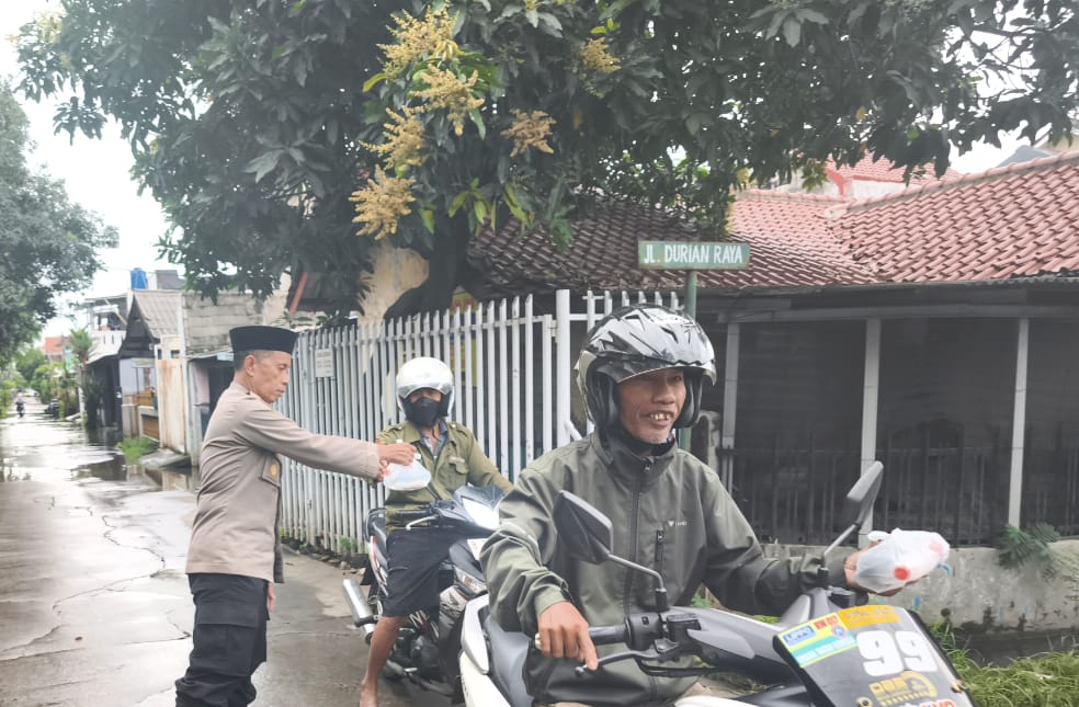 Berbagi Berkah Ramadhan, Polsek Bekasi Barat Bagikan Takjil kepada Warga