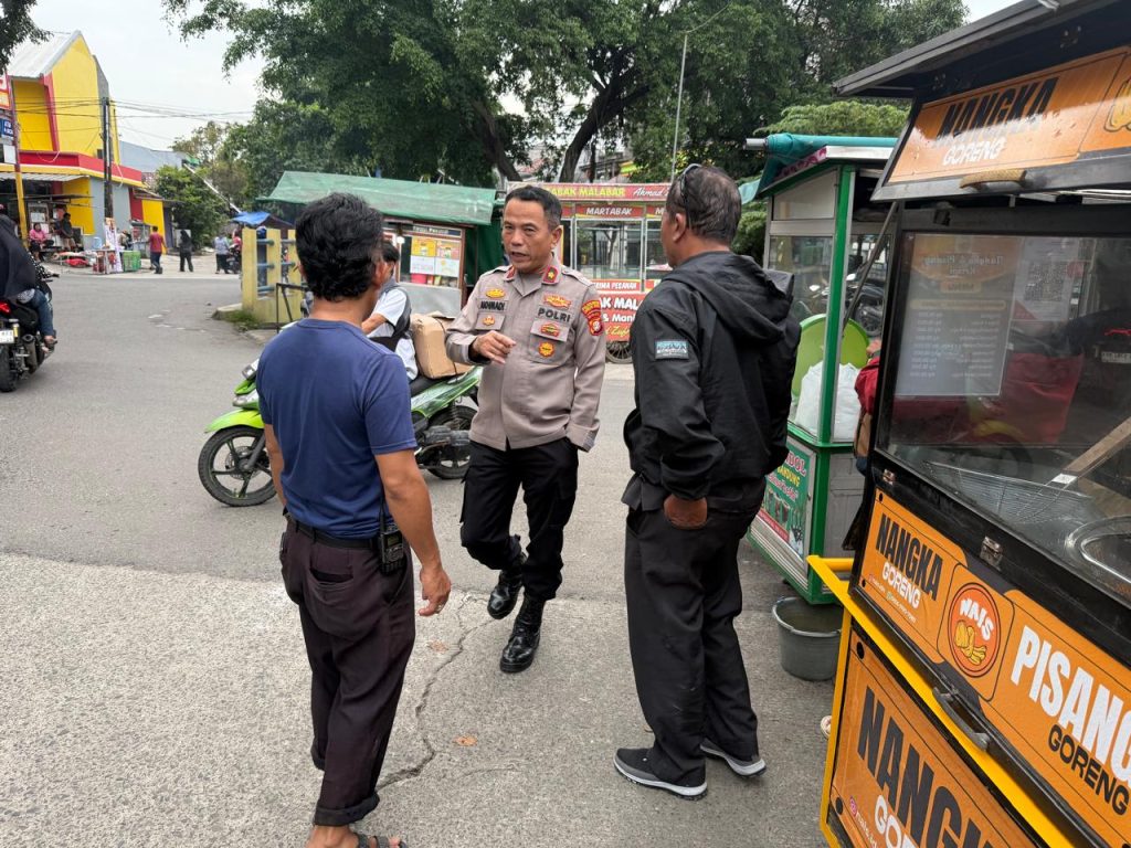 Kapolsek Rawalumbu Monitoring Pasar Tumpah dan Takjil, Pastikan Warga Aman dan Nyaman