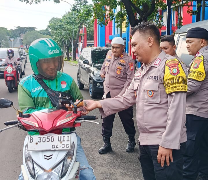 Polsek Medansatria Bagikan Ta’jil kepada Pengendara dalam Program Bang Jasri Ramadhan di Harapan Indah