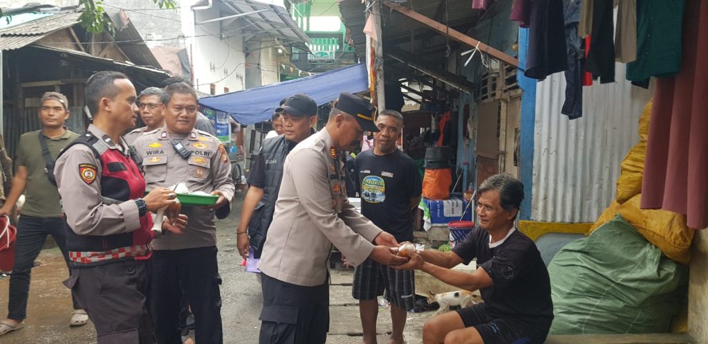 Polsek Pademangan Bagikan Takjil Ramadhan Lewat Program Jaga Jakarta+, Pererat Kedekatan dengan Warga