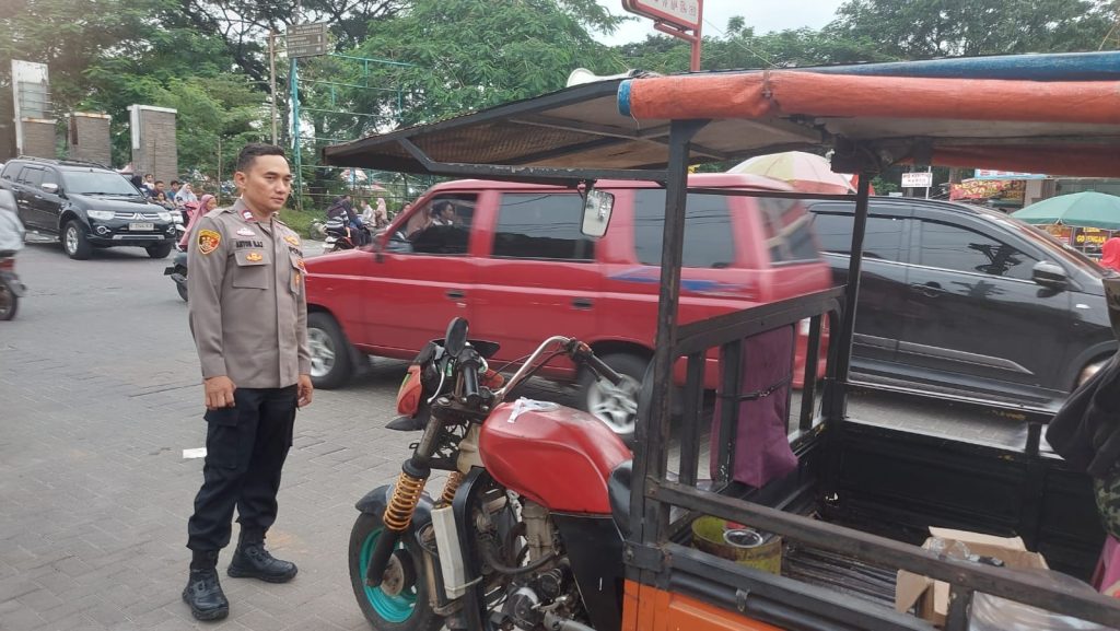 POLSUBSEKTOR MUSTIKAJAYA LAKSANAKAN HIMBAUAN KAMTIBMAS DAN PENGATURAN LALIN DI PASAR TUMPAH MUTIARA GADING TIMUR