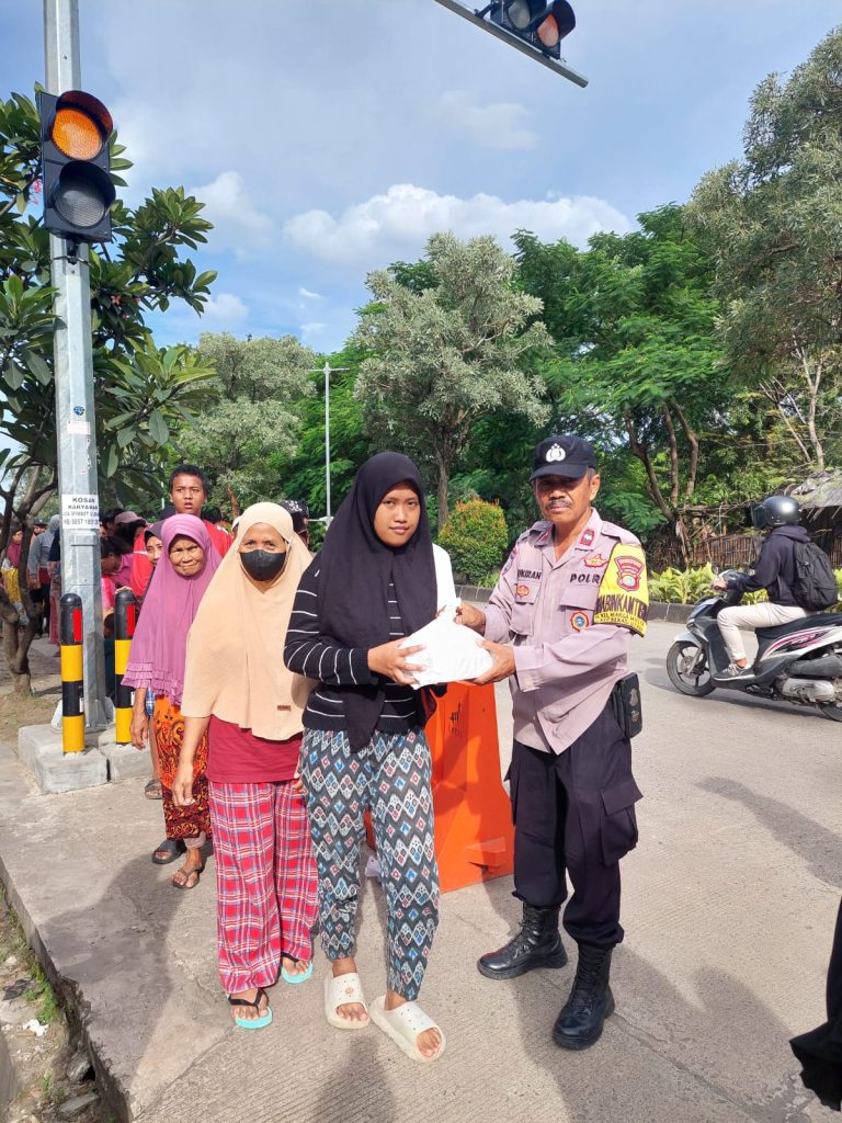 Gandeng Kampus Ubhara, Polsek Bekasi Utara Salurkan 300 Nasi Box untuk Driver Ojol