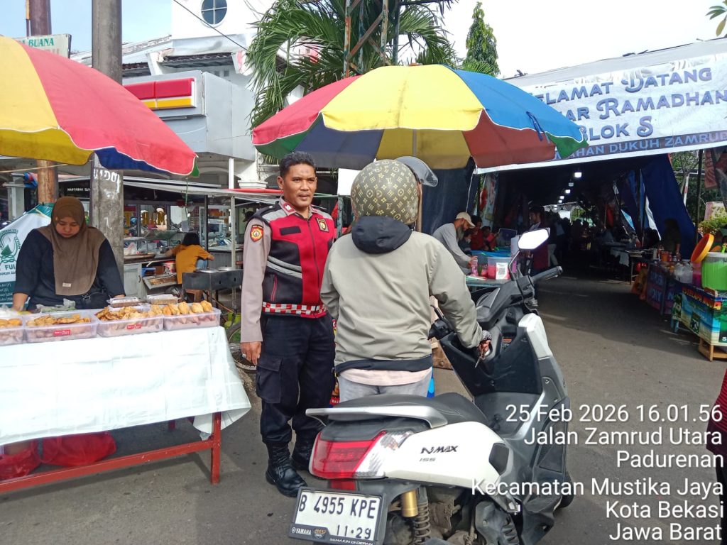 POLSEK BANTAR GEBANG LAKSANAKAN PATROLI DAN HIMBAUAN KAMTIBMAS BERSAMAAN PENGATURAN LALIN DI PASAR TUMPAH