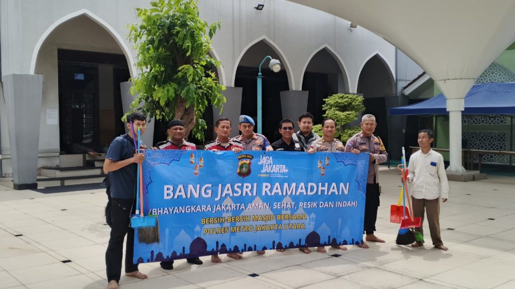 Sambut Ramadhan, Polsek Metro Penjaringan Bersama Polres Metro Jakarta Utara Gelar Bersih-Bersih Masjid di Pluit