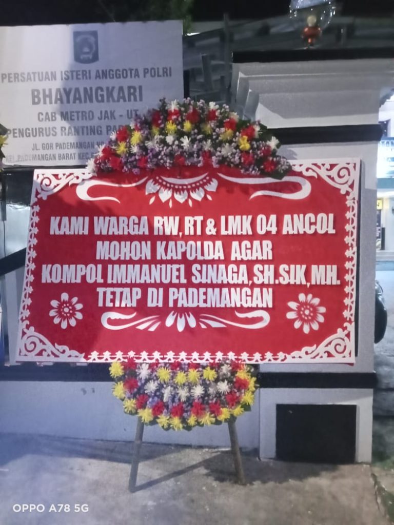 Warga Pademangan Sampaikan Aspirasi Penolakan Mutasi Kapolsek Melalui Karangan Bunga