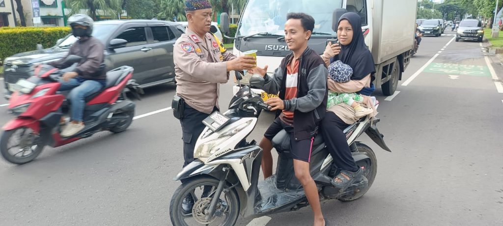Jelang Berbuka, Polsek Medan Satria Tebar Ratusan Paket Takjil di Kawasan Harapan Indah