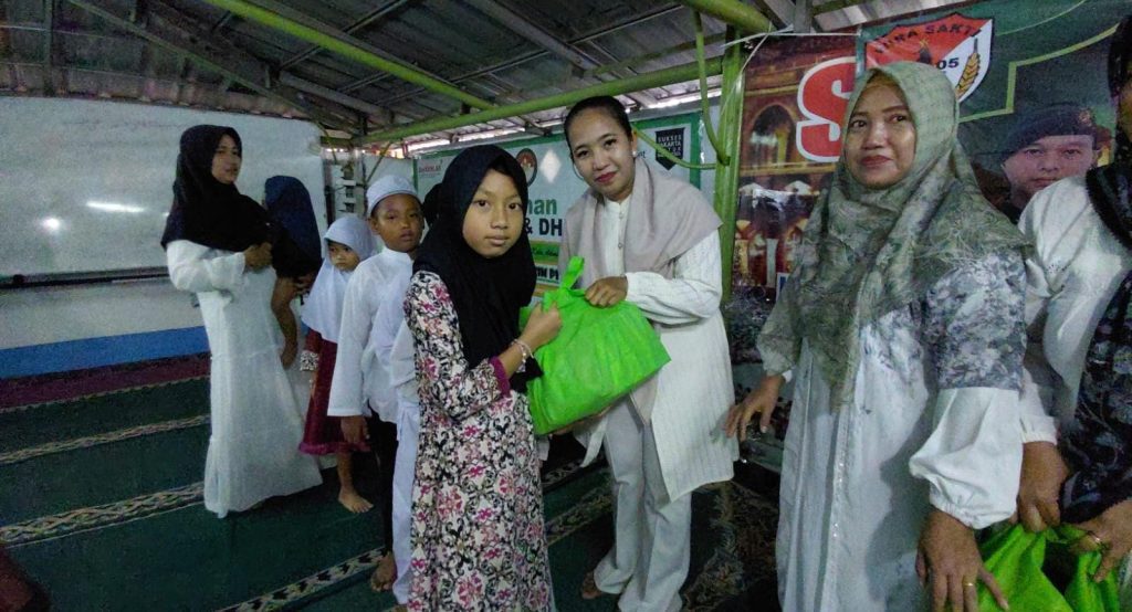 Berkah Ramadhan, Ketua Persit KCK Ranting 7 Cakung Berbagi Kasih