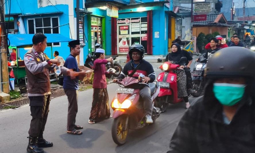 Aksi Humanis Bhabinkamtibmas , Bagikan Takjil Gratis untuk Warga Pondok Gede
