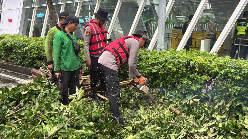 Gerak Cepat Ditsamapta Tangani Pohon Tumbang di Halte MRT Setiabudi Astra