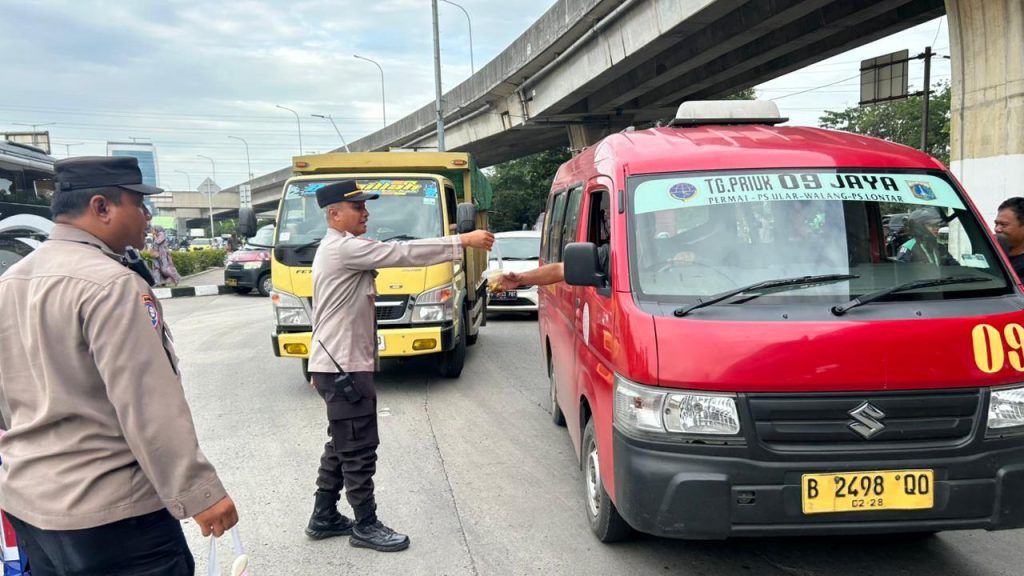 Polisi Bagikan Takjil kepada Pengguna Jalan di Plumpang, Wujud Kepedulian Polsek Koja di Bulan Ramadan