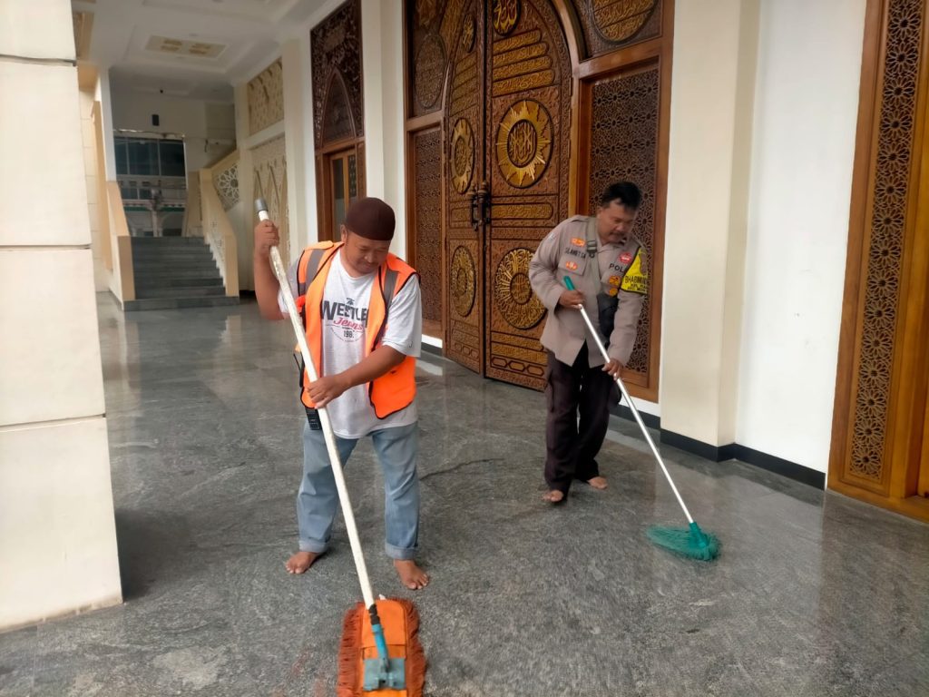 Program “Bang Jasri”: Kapolsek Medan Satria Pimpin Aksi Bersih-bersih Masjid Al Furqon Pejuang