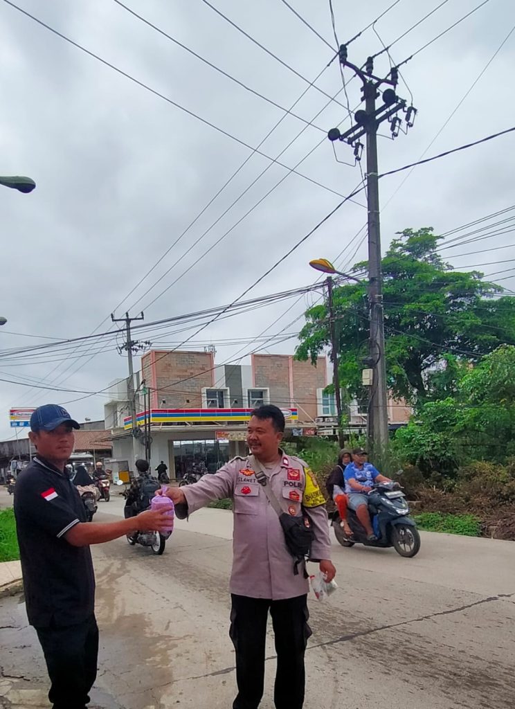 Polsek Medan Satria Sapa Pengendara di Kawasan THB Lewat Pembagian Takjil Gratis