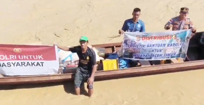 Wujudkan Kepedulian Polri, Polres Aceh Timur Salurkan Bantuan Logistik Kapolri ke 14 Titik Pengungsian Banjir