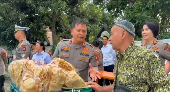 Aksi Spontan Kapolres Metro Bekasi Kota: Borong Dagangan Gendar Opak demi Semangat Berbagi di Bulan Ramadhan