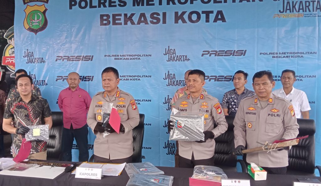 Polres Metro Bekasi Kota Ringkus Pencuri Spesialis ‘Rumsong’ dan 4 Penadah di Jatiasih