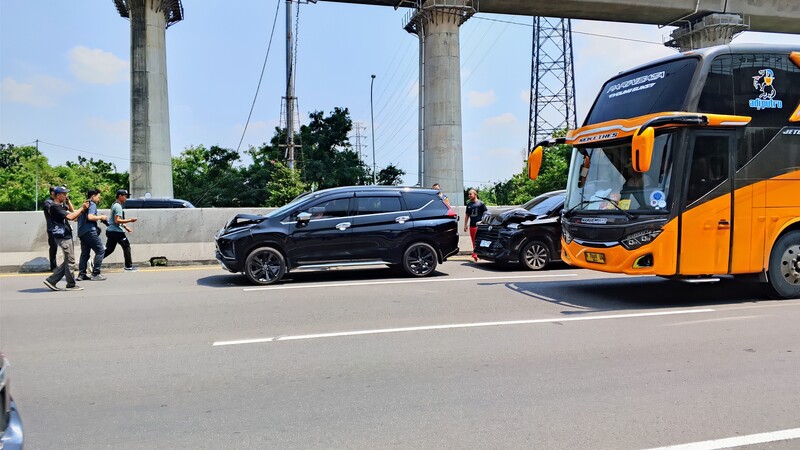 Arus mudik di Jalan Tol Cikampek, Tiga Kendaraan Terlibat Tabrakan Beruntun di Tol Cikunir