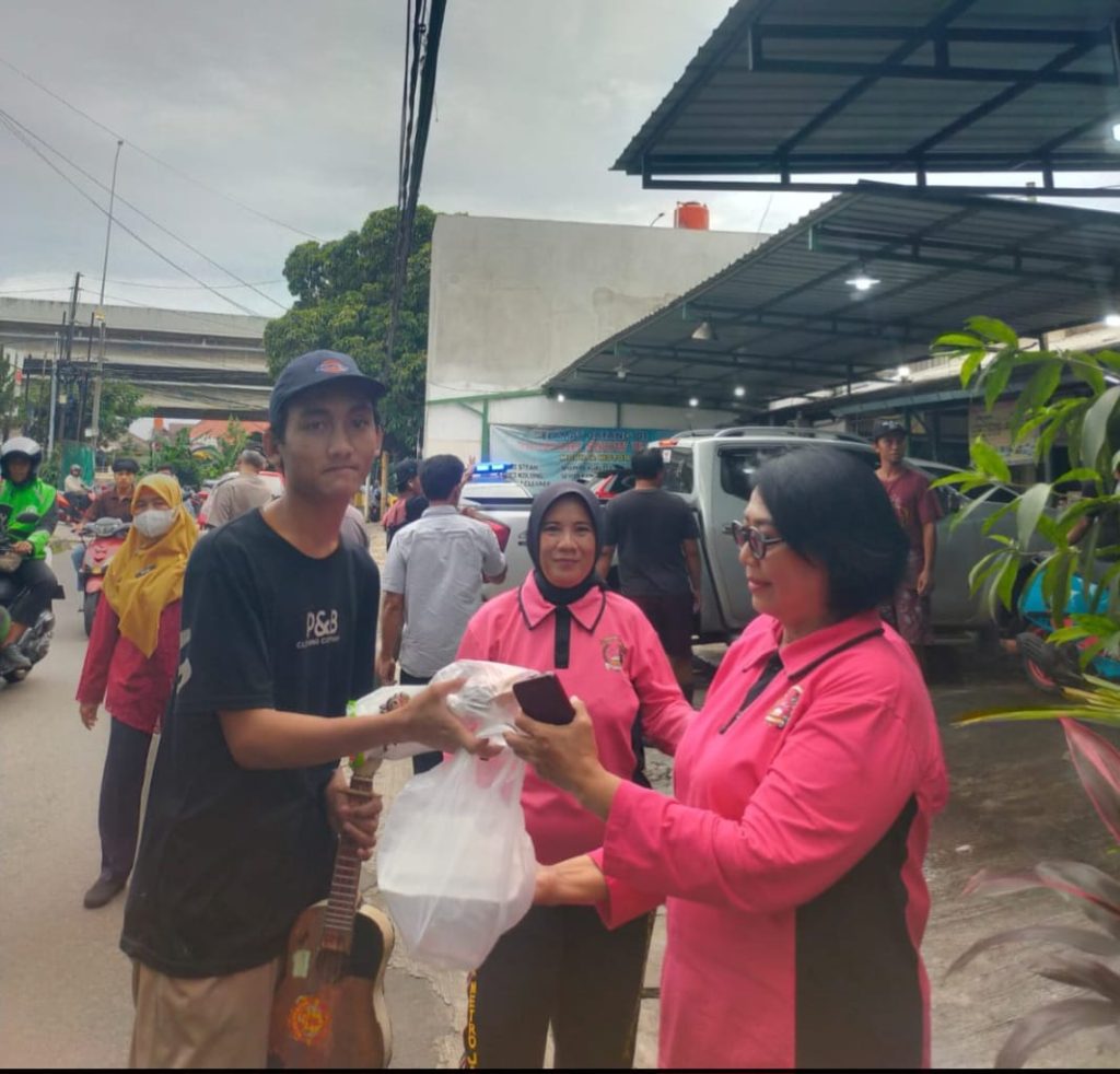 Bhayangkari Ranting Duren Sawit Bagi-bagi Takjil di Jaktim, 300 Paket Disiapkan