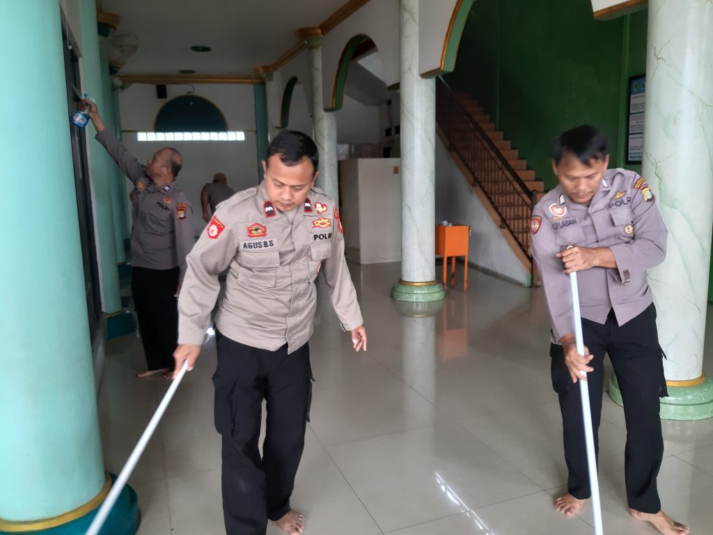 Wujud Kepedulian Polri Jaga Kebersihan Rumah Ibadah Masjid Al Awwabin Pekayon