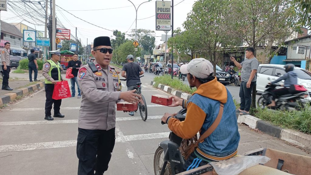 Ramadhan 1447 H, Polsek Jatisampurna Gelar “Berbagi Berkah” di Depan Mapolsek Jatisampurna