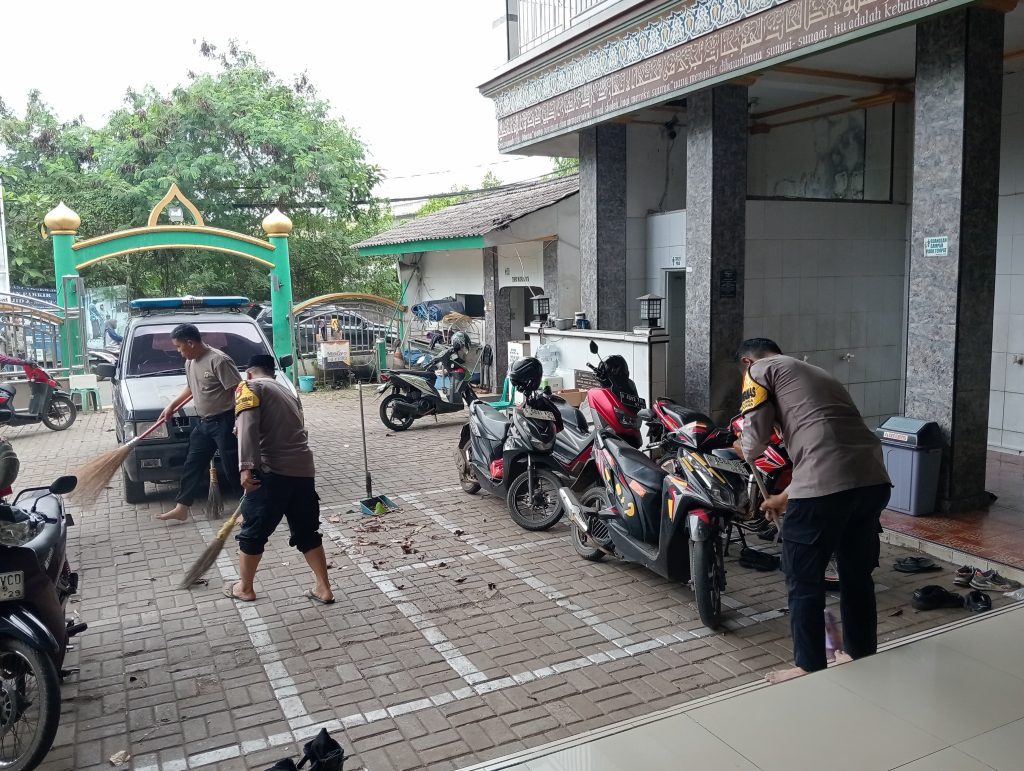 Polsek Jatisampurna Aksi Bersih-Bersih dan Salurkan Alat Kebersihan ke Masjid Attaqwa Lewat Program Bang Jasri