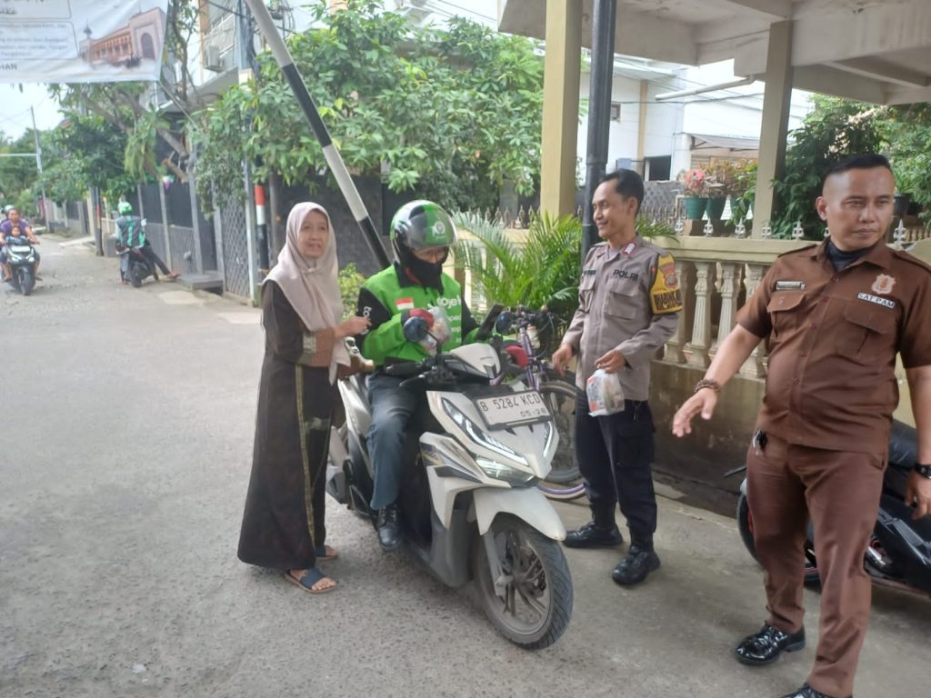 Polsek Bekasi Barat Hadir di RW 011 Bintara Jaya, Berbagi Berkah Ramadhan Bersama Warga