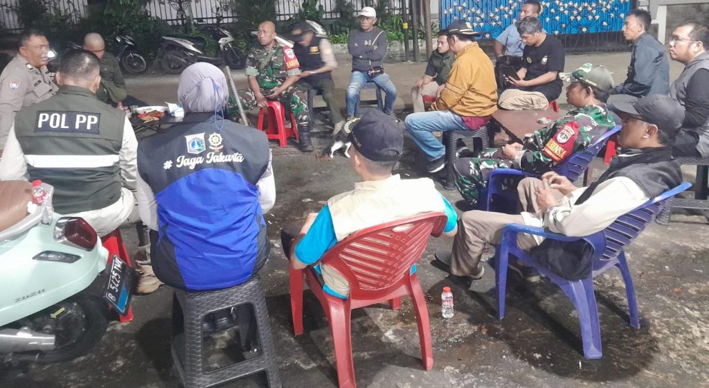 Koramil 08/Duren Sawit Intensifkan Patroli/Siskamling Ciptakan Wilayah Aman dan Kondusif.