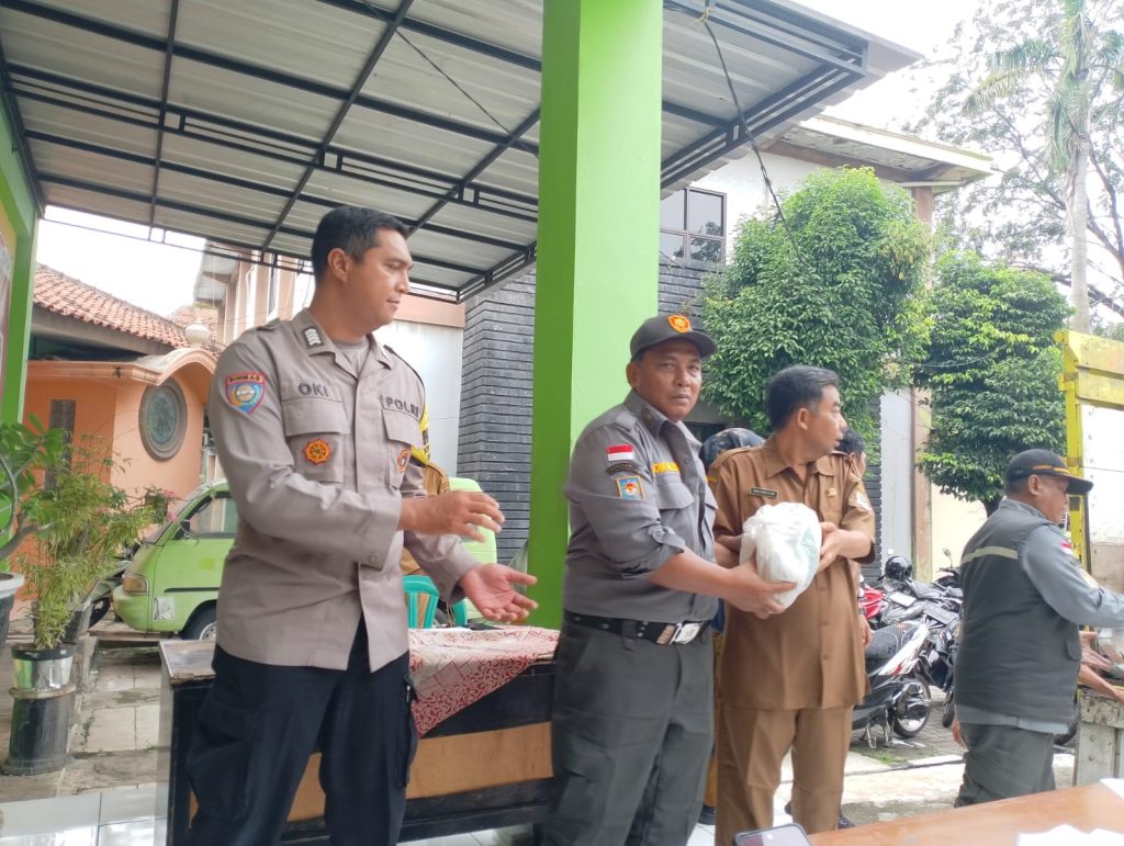 Kawal Penyaluran Sembako Bersubsidi, Bhabinkamtibmas Bripka Oki Pastikan Operasi Pasar di Perwira Tertib