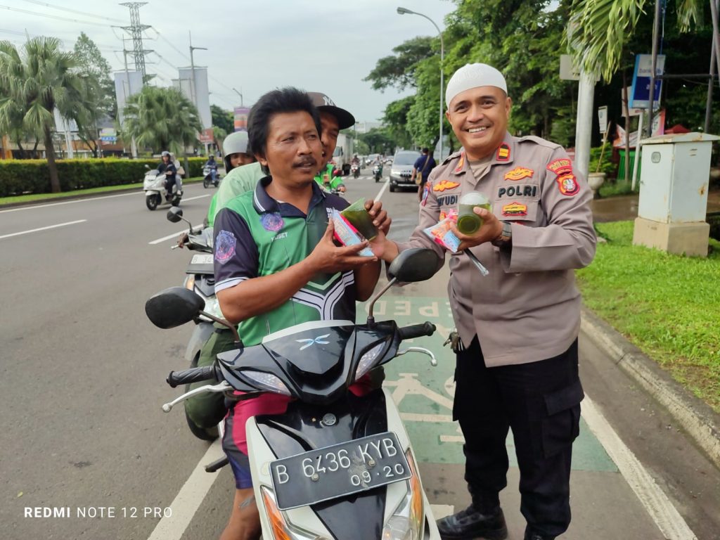 Aksi Cooling System Ramadhan, Iptu Endang Dahyudi Pimpin Pembagian Takjil di Medan Satria