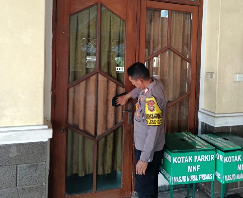 Polsek Medan Satria Bersihkan Area Masjid Nurul Firdaus THB, Wujudkan Ibadah Ramadhan yang Nyaman