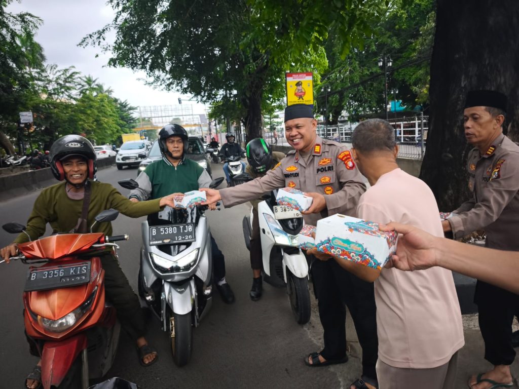 Polsek Bekasi Barat Berbagi Takjil, Tebar Paket Berbuka, Berkah Ramadhan di Jalan Sudirman  Kranji