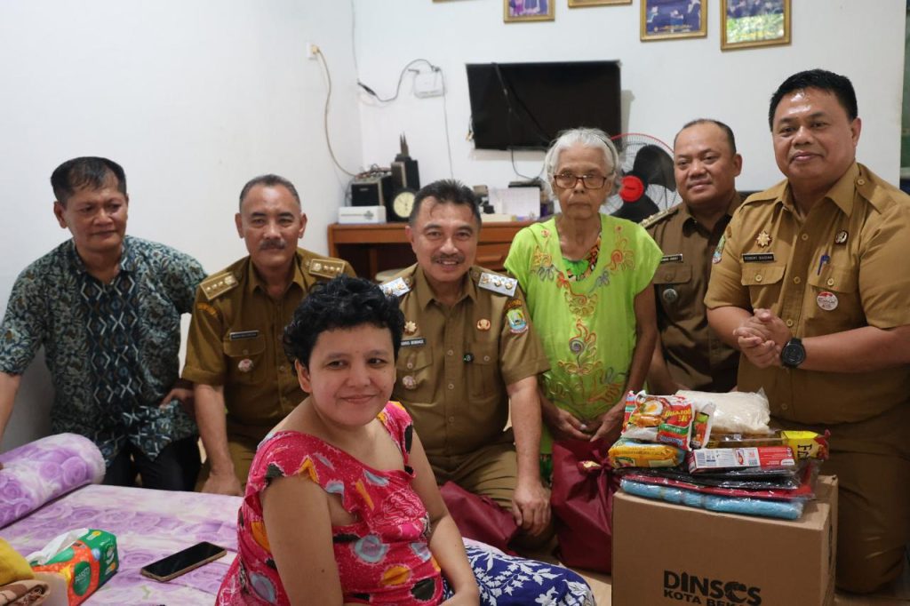 Wawali Harris Bobihoe Tinjau Langsung Warga Penerima Manfaat Bantuan Kesehatan di Mustikajaya 