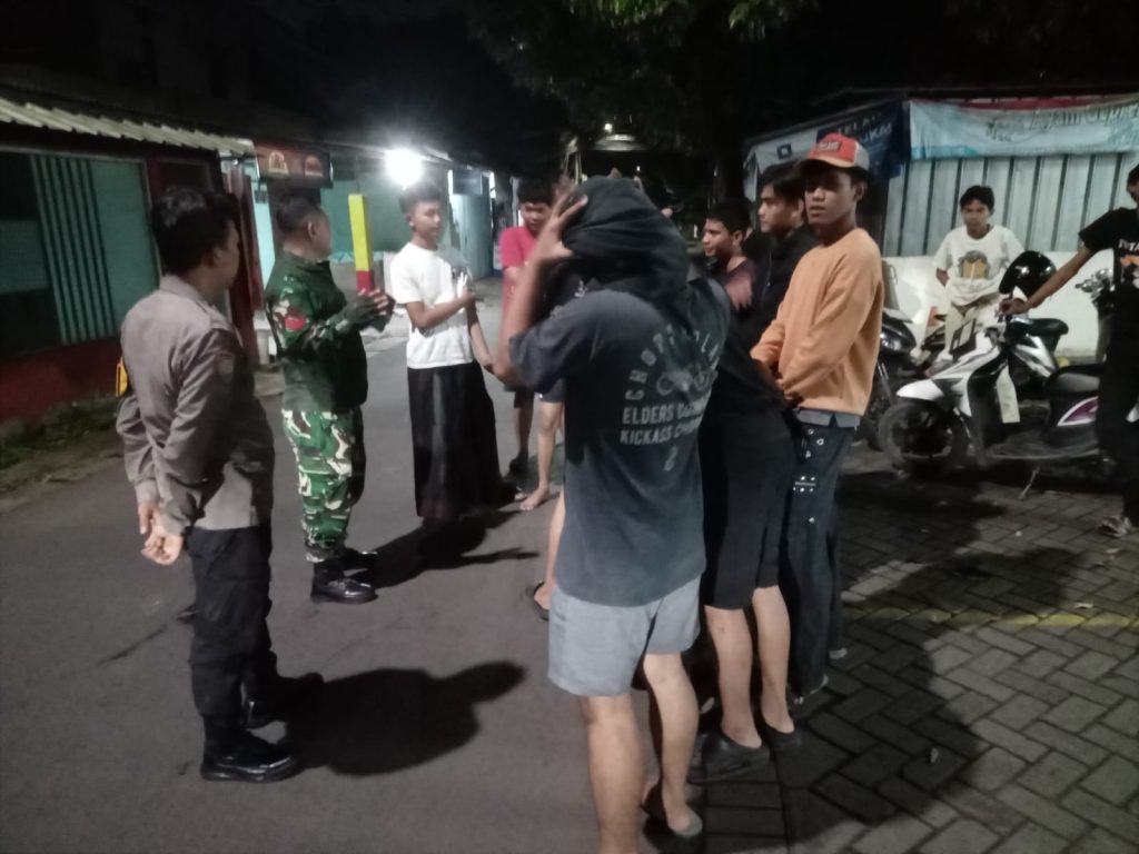 Cegah Balap Lari dan Tawuran, Bhabinkamtibmas Jatimelati Lakukan Intervensi Langsung ke Kerumunan Remaja