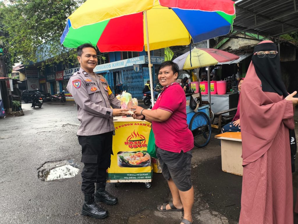 Antisipasi Kepadatan Jelang Berbuka, Polsek Jatiasih Amankan Pasar Takjil di Fresh Market Cikunir