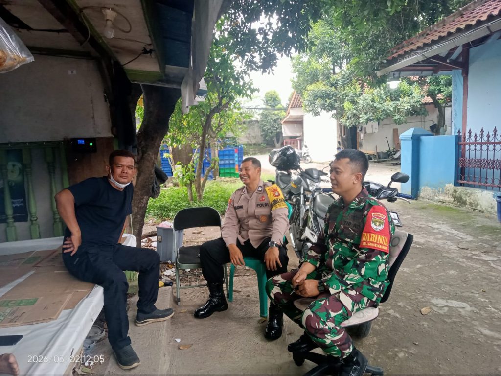 Perkuat Keamanan Lingkungan, Bhabinkamtibmas dan Babinsa Mustikasari Kompak Sambangi Warga