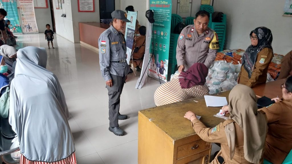 Polsek Bekasi Utara Kawal Sembako Subsidi, Operasi Pasar Idul Fitri : Warga Harapan Baru Antusias Tebus Sembako Murah Rp 70 Ribu