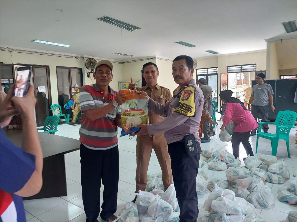 Kawal Operasi Pasar Murah di Marga Mulya, Polsek Bekasi Utara Pastikan Penyaluran Sembako Tertib