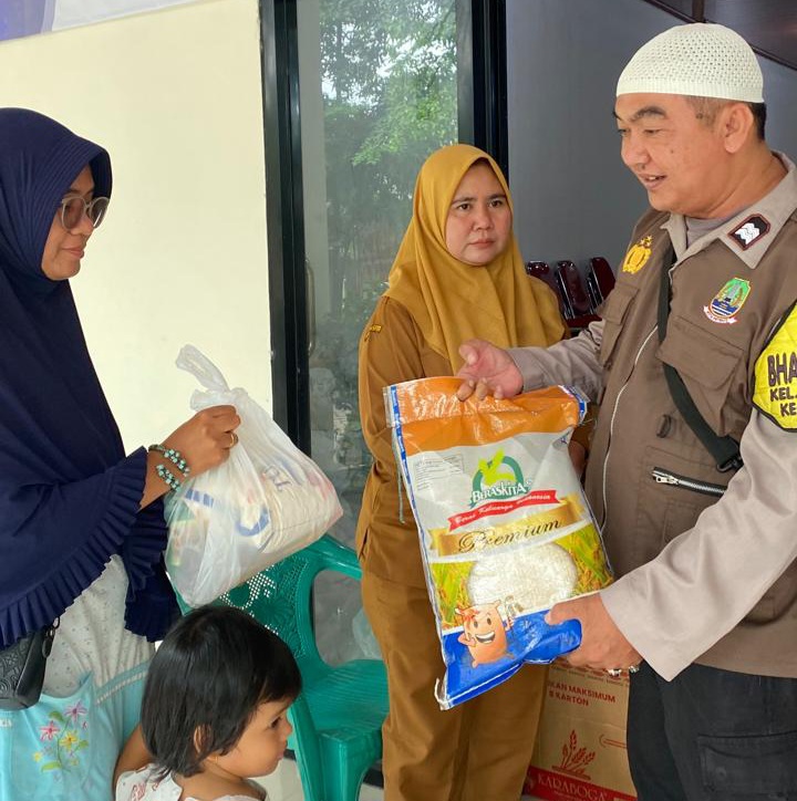 Bantu Ekonomi Warga Jelang Lebaran, Kawal Sembako Murah di Harapan Jaya, Bhabinkamtibmas Aiptu Ahiyar Pastikan Penyaluran 518 Paket Berjalan Tertib
