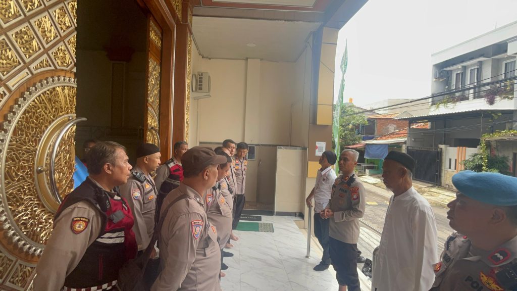 Polsek Koja Gelar Program Bang Jasri di Masjid Jami Miftahul Huda, Wujudkan Lingkungan Ibadah Bersih dan Nyaman